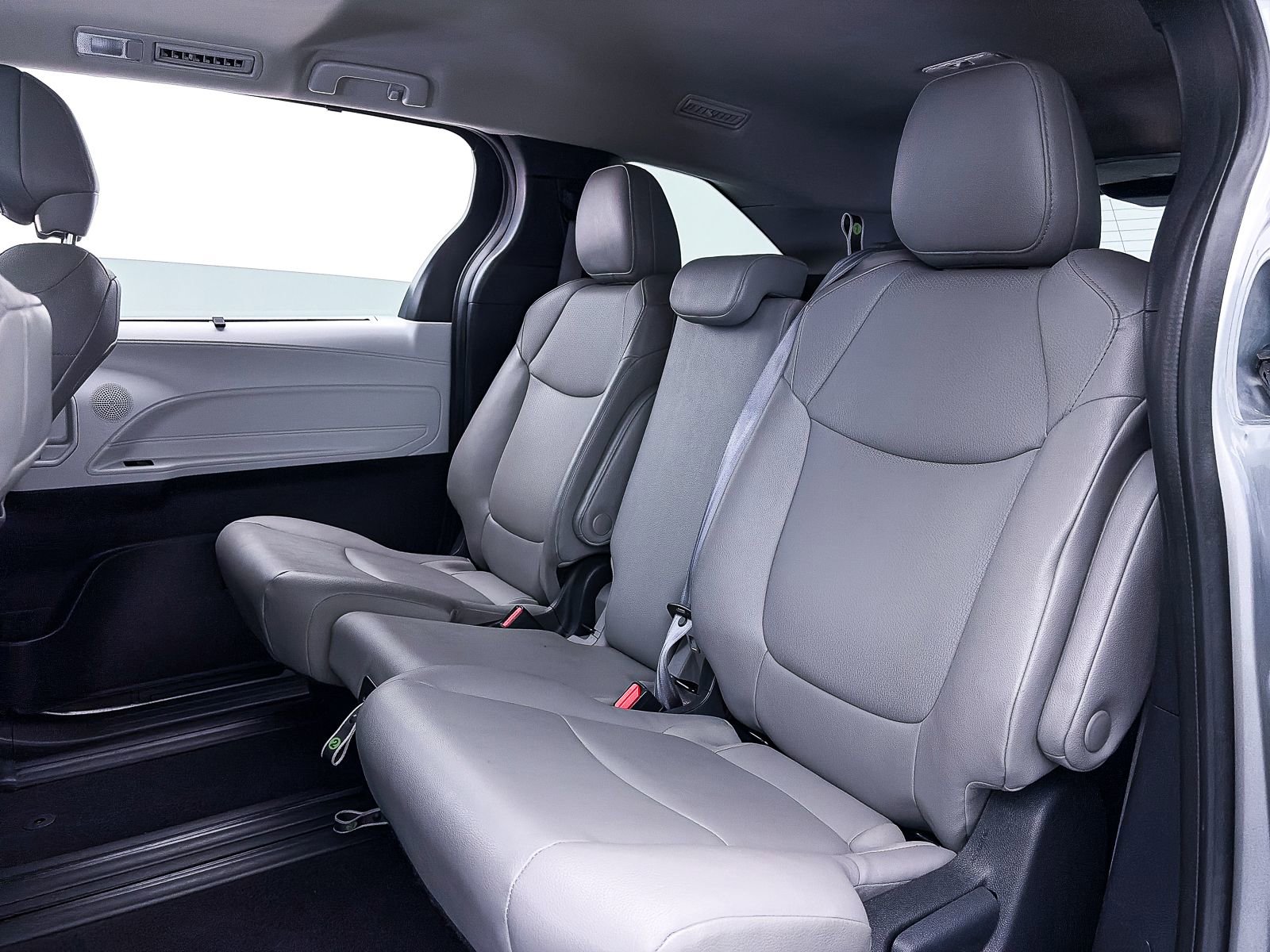 Used 2025 Toyota Sienna XLE FWD image 41