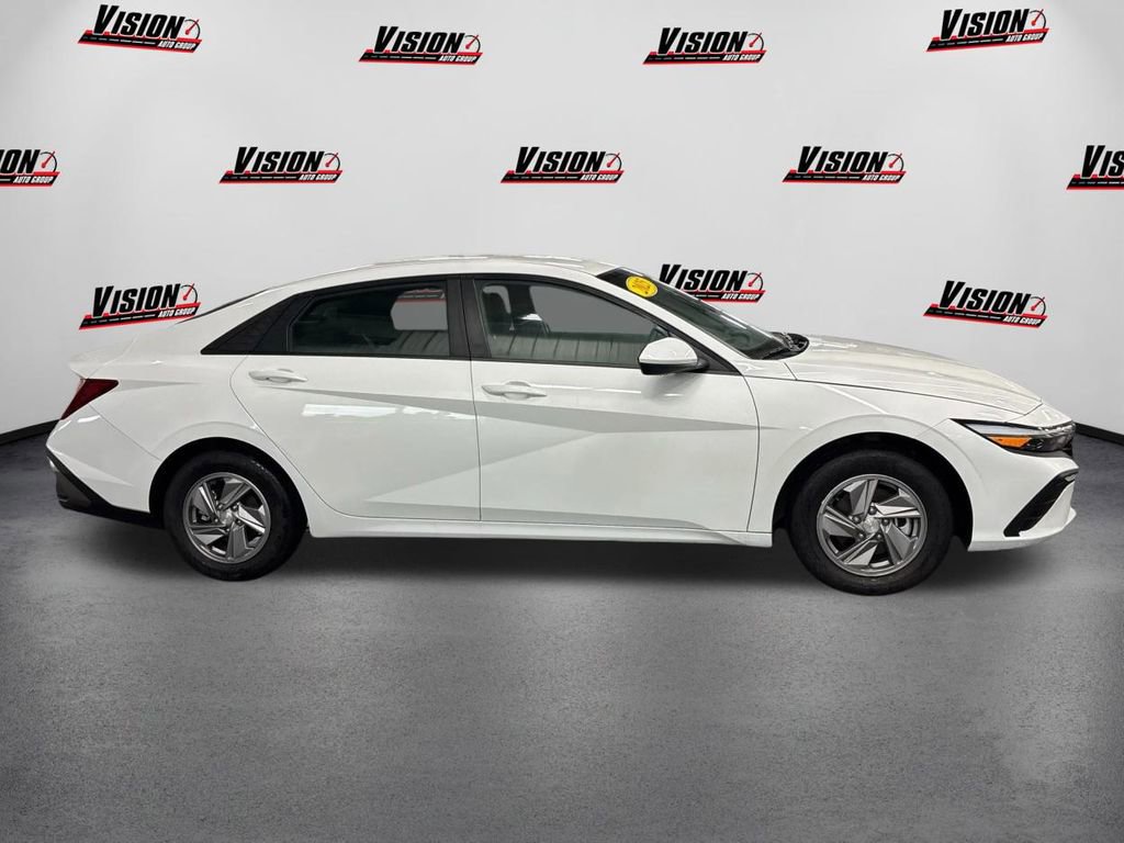 Certified 2025 Hyundai Elantra SE w/ Cargo Package image 4
