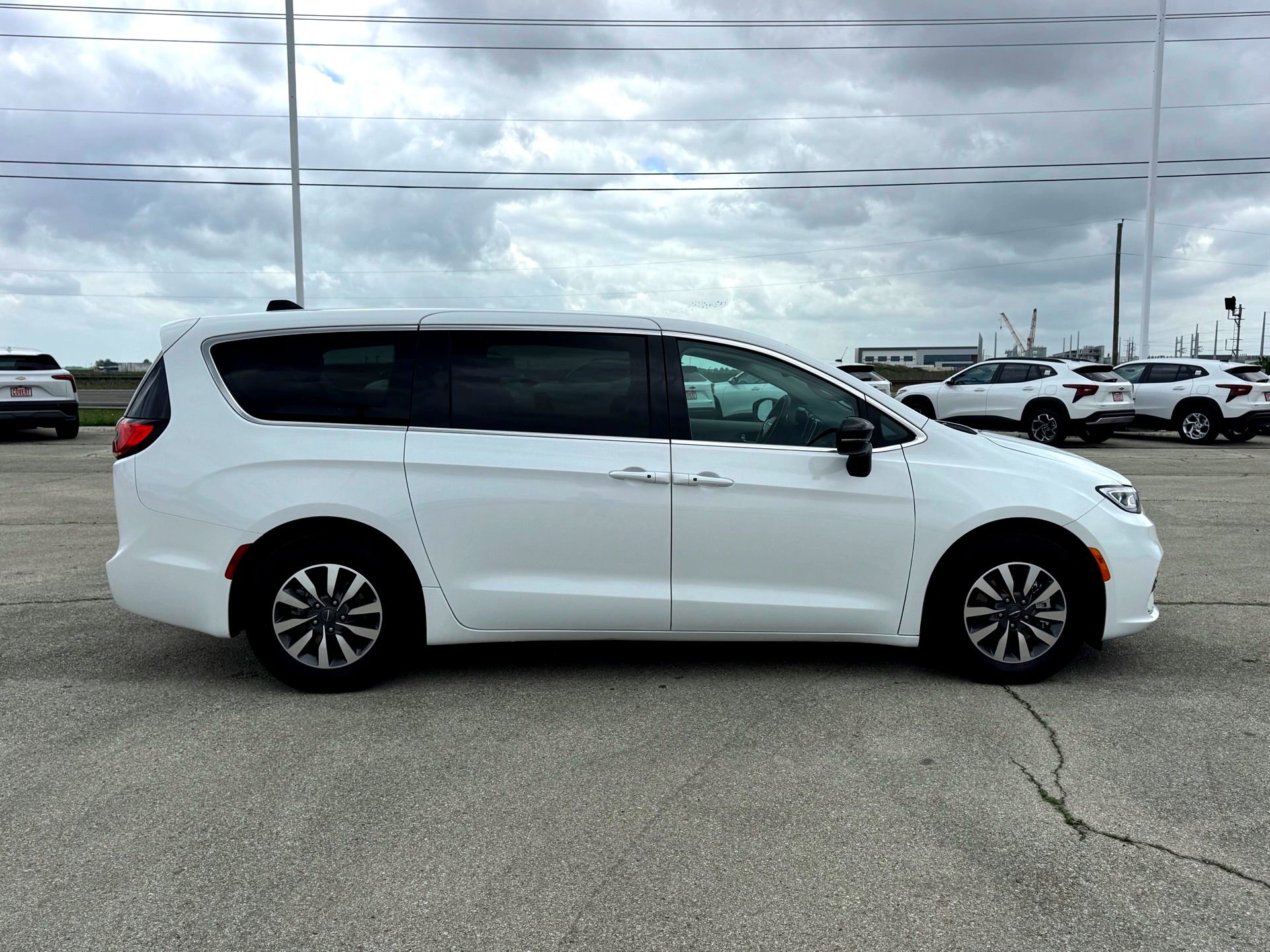 Used 2024 Chrysler Pacifica Select image 6