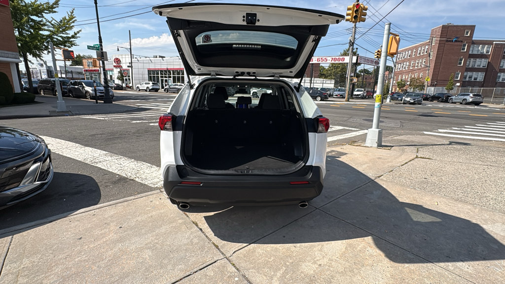 Used 2024 Toyota RAV4 XLE FWD image 30