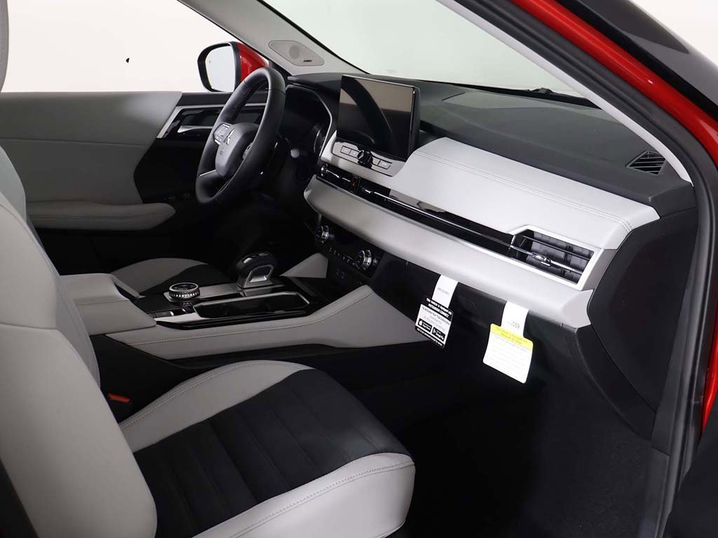 New 2025 Mitsubishi Outlander SE image 26