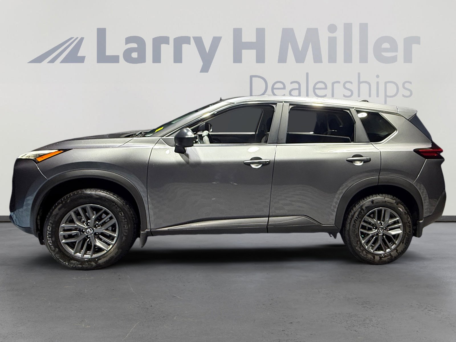 Used 2021 Nissan Rogue S image 2