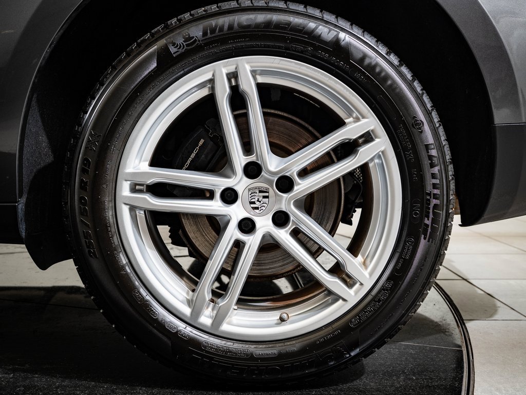 Certified 2018 Porsche Macan image 12