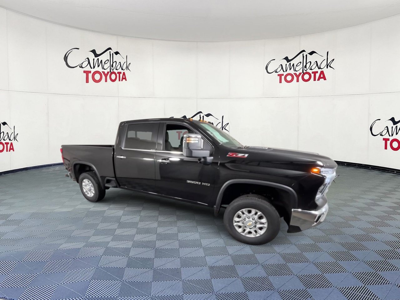 Used 2025 Chevrolet Silverado 3500 LTZ w/ LTZ Convenience Package AWD/4WD image 2
