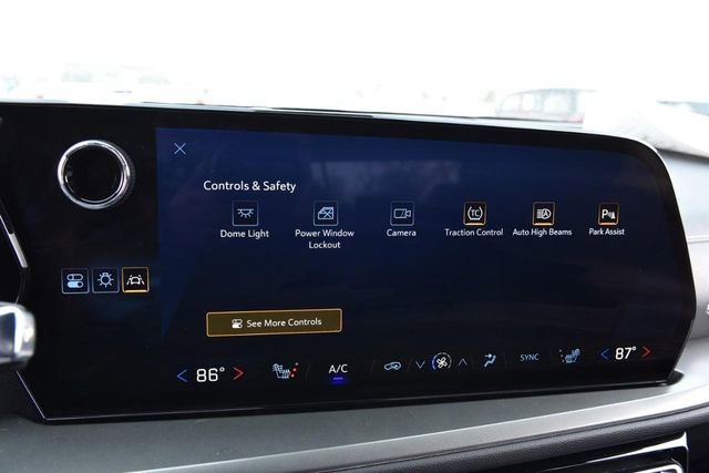 Used 2025 Chevrolet Traverse LT image 16