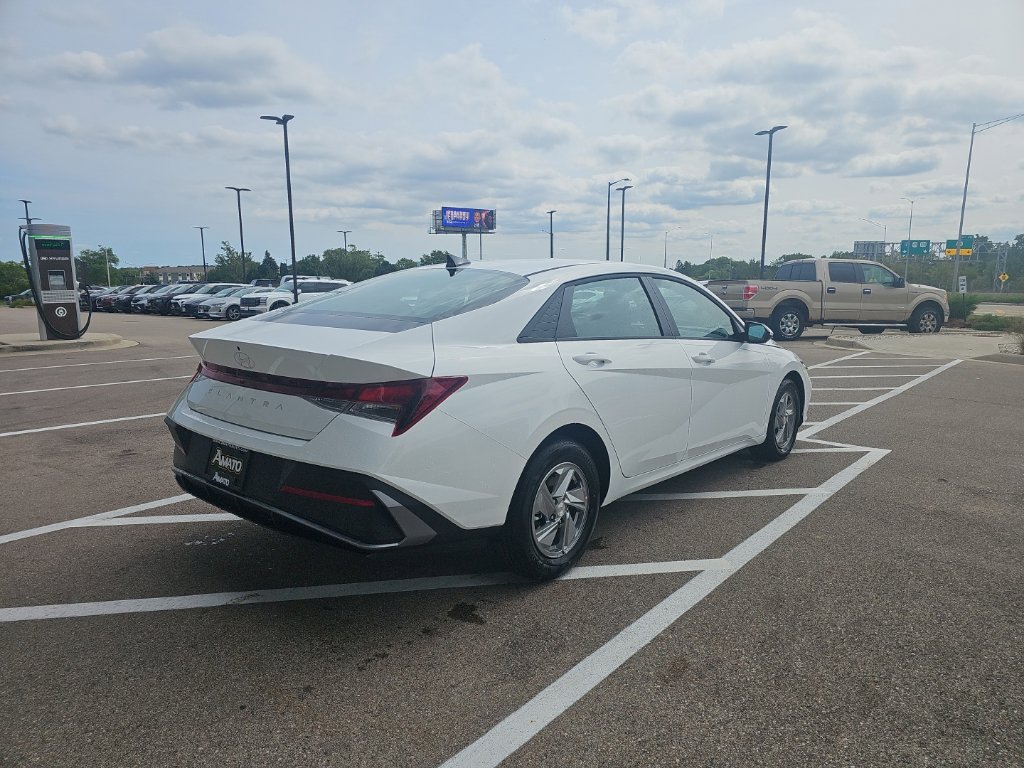 New 2026 Hyundai Elantra SE FWD image 5