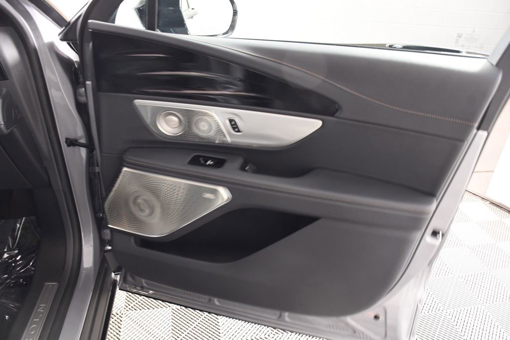 Used 2025 Lincoln Nautilus Reserve image 18