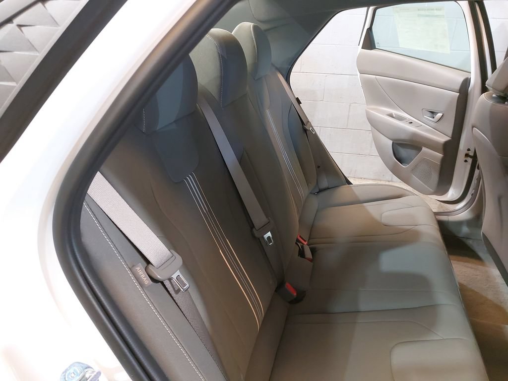 Used 2025 Hyundai Elantra Hybrid FWD image 12