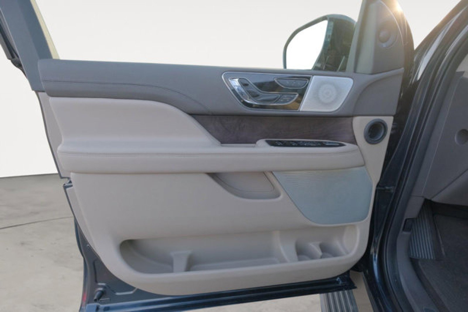 Used 2024 Lincoln Navigator Reserve image 11