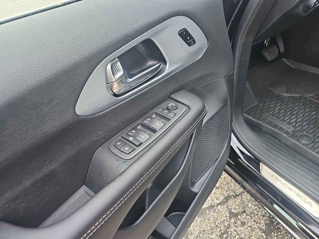 New 2026 Chrysler Pacifica Limited image 12