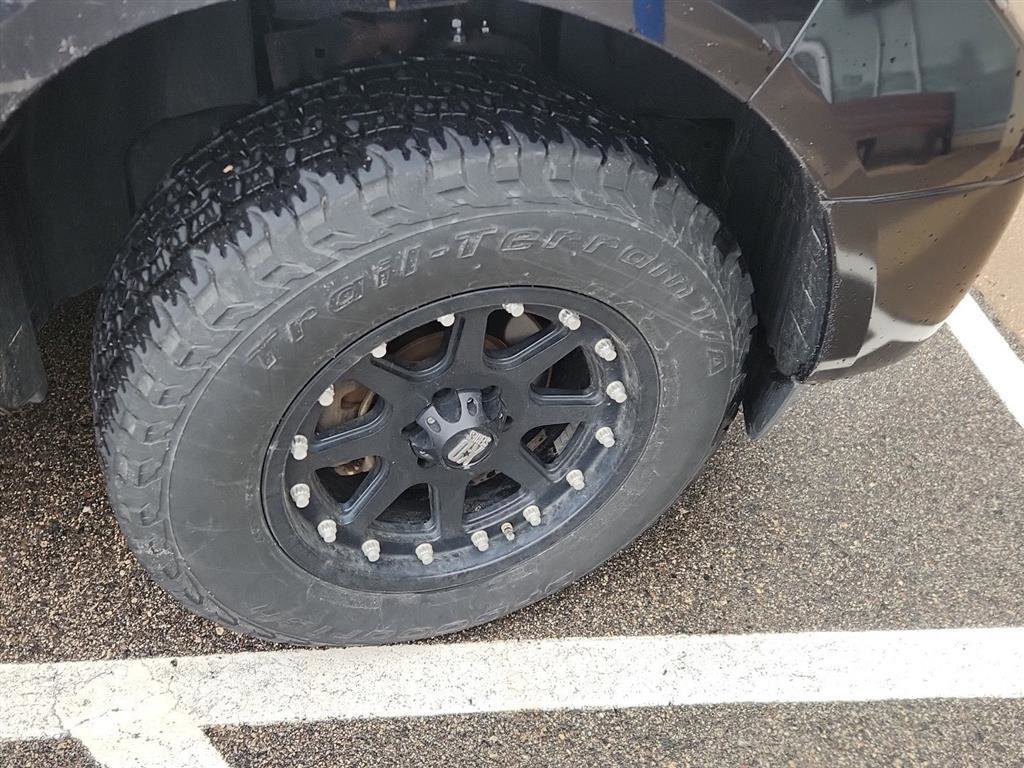 Used 2016 Nissan Frontier SV image 2