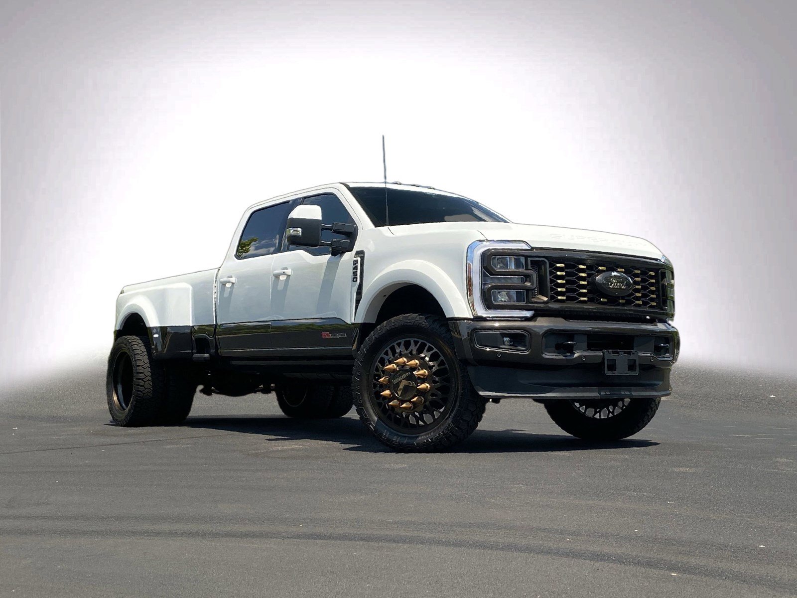 Used 2025 Ford F450 King Ranch w/ FX4 Off-Road Package AWD/4WD image 2