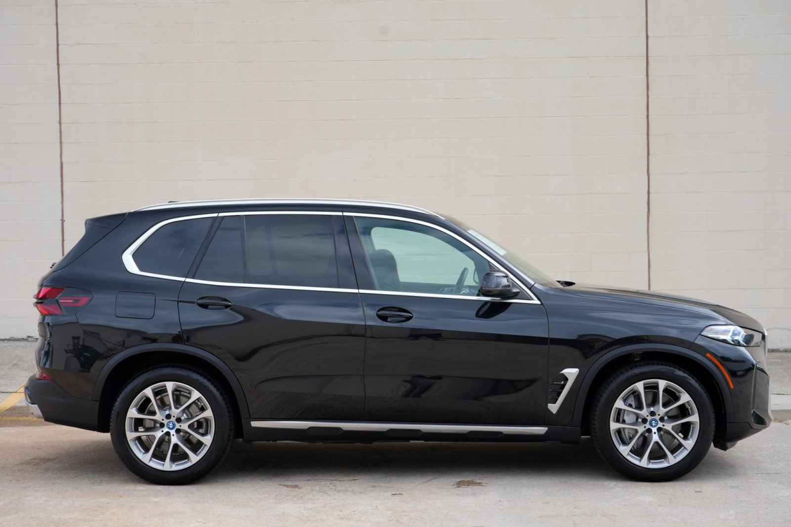 Used 2024 BMW X5 xDrive50e w/ Parking Assistance Package AWD/4WD image 60