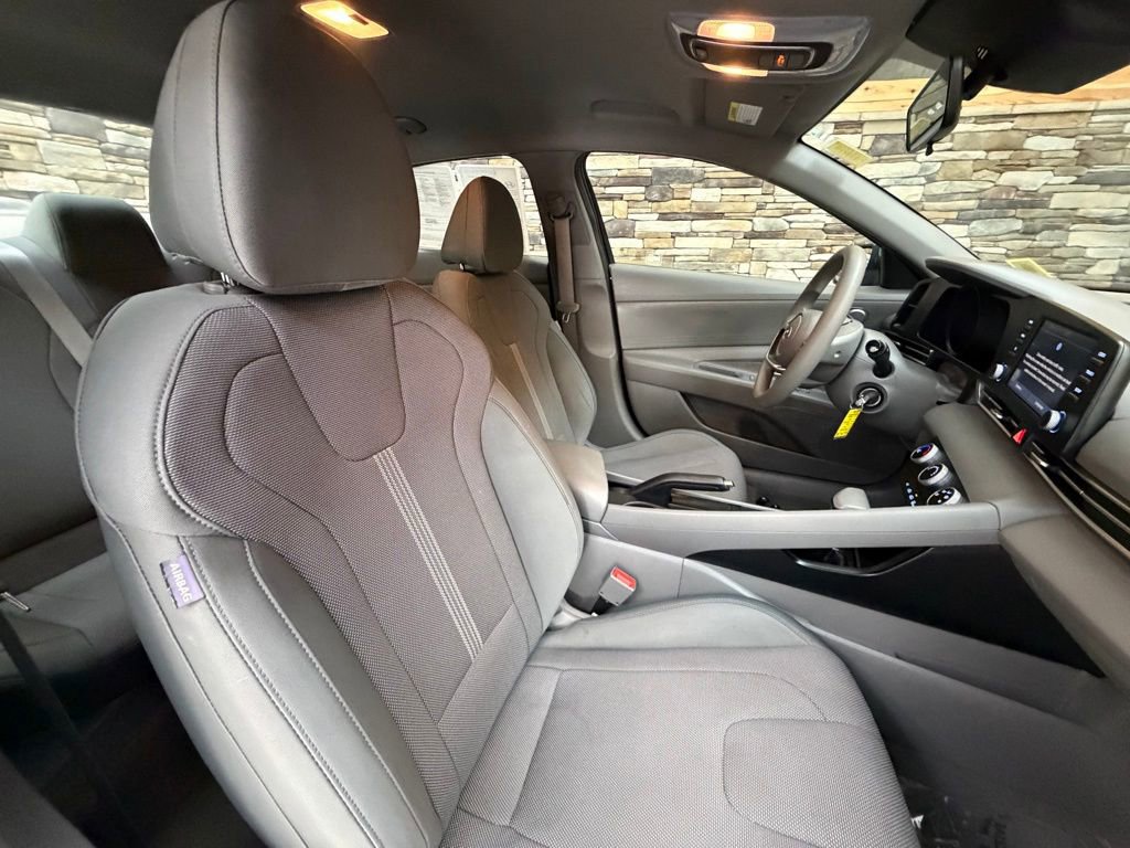 Used 2022 Hyundai Elantra SE image 13