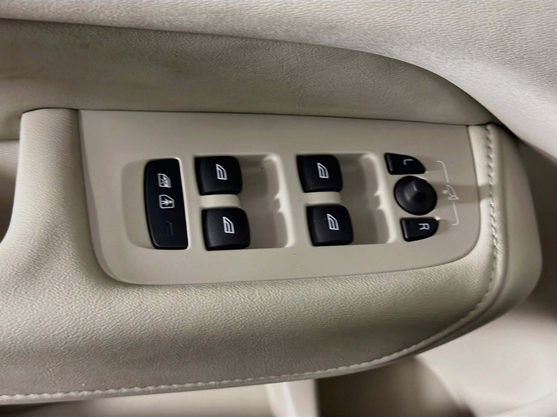 Certified 2026 Volvo XC60 B5 Ultra AWD/4WD image 18