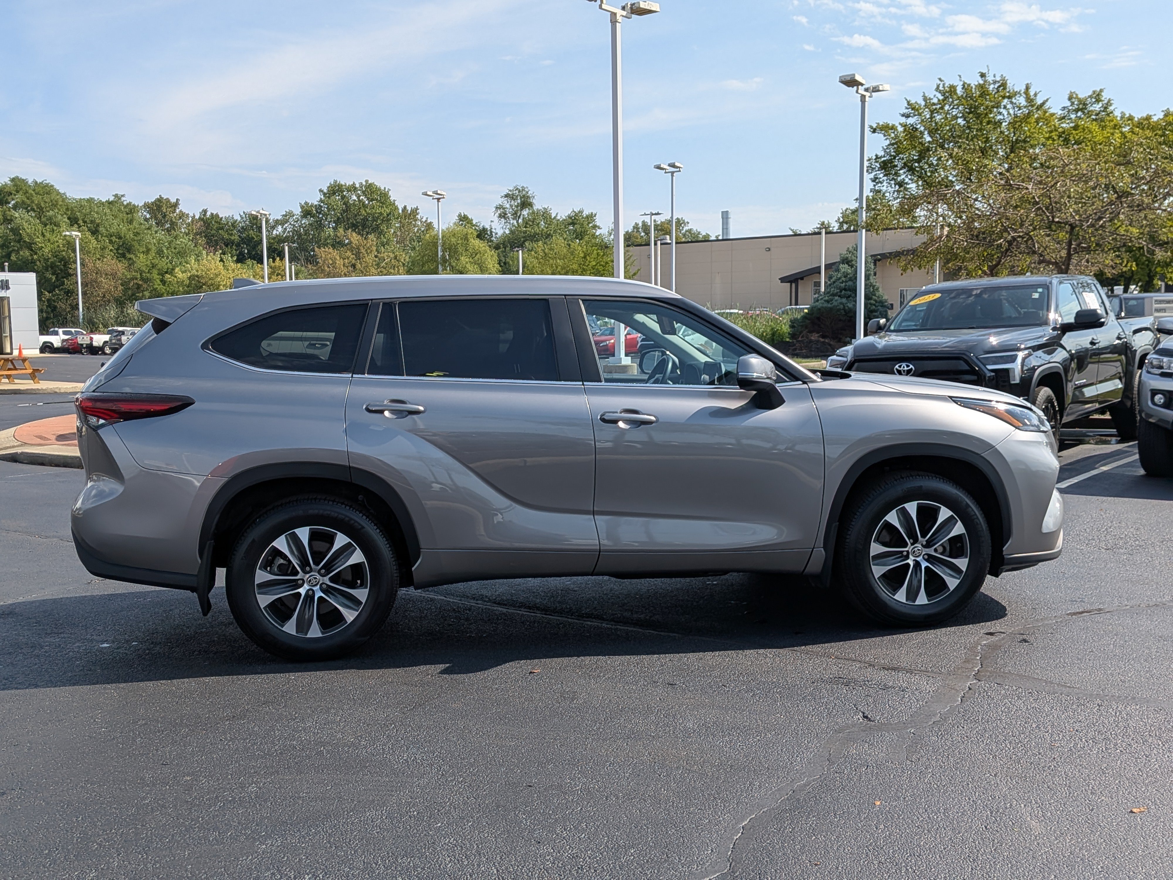 Used 2025 Toyota Highlander XLE AWD/4WD image 9