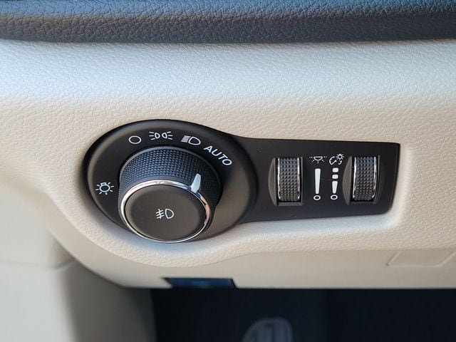 Used 2021 Chrysler Pacifica Touring FWD image 27