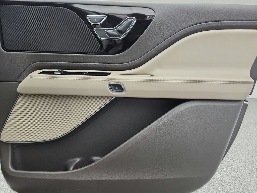 Used 2023 Lincoln Aviator AWD w/ Premium Package image 29