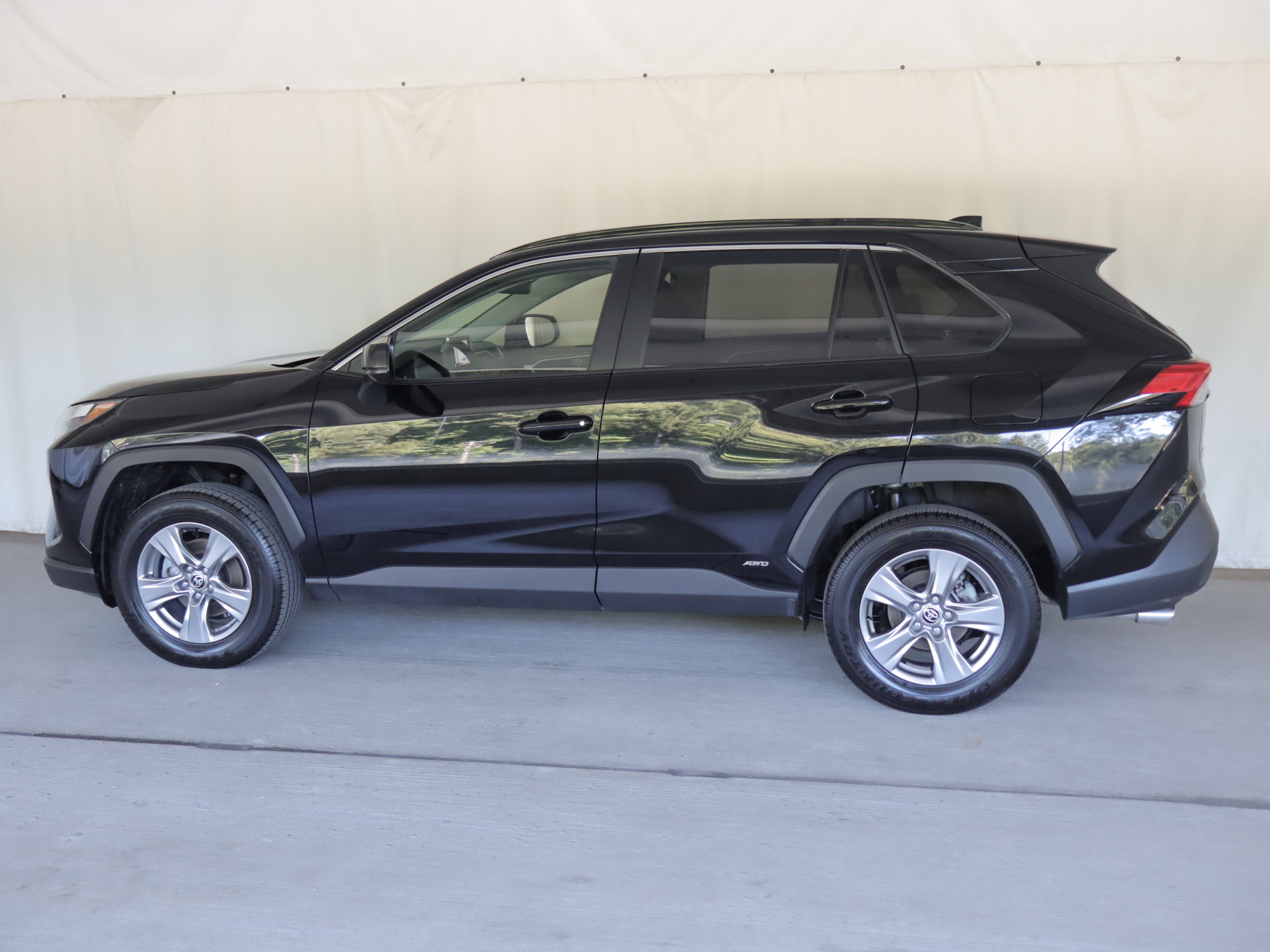 Used 2025 Toyota RAV4 LE AWD/4WD image 22
