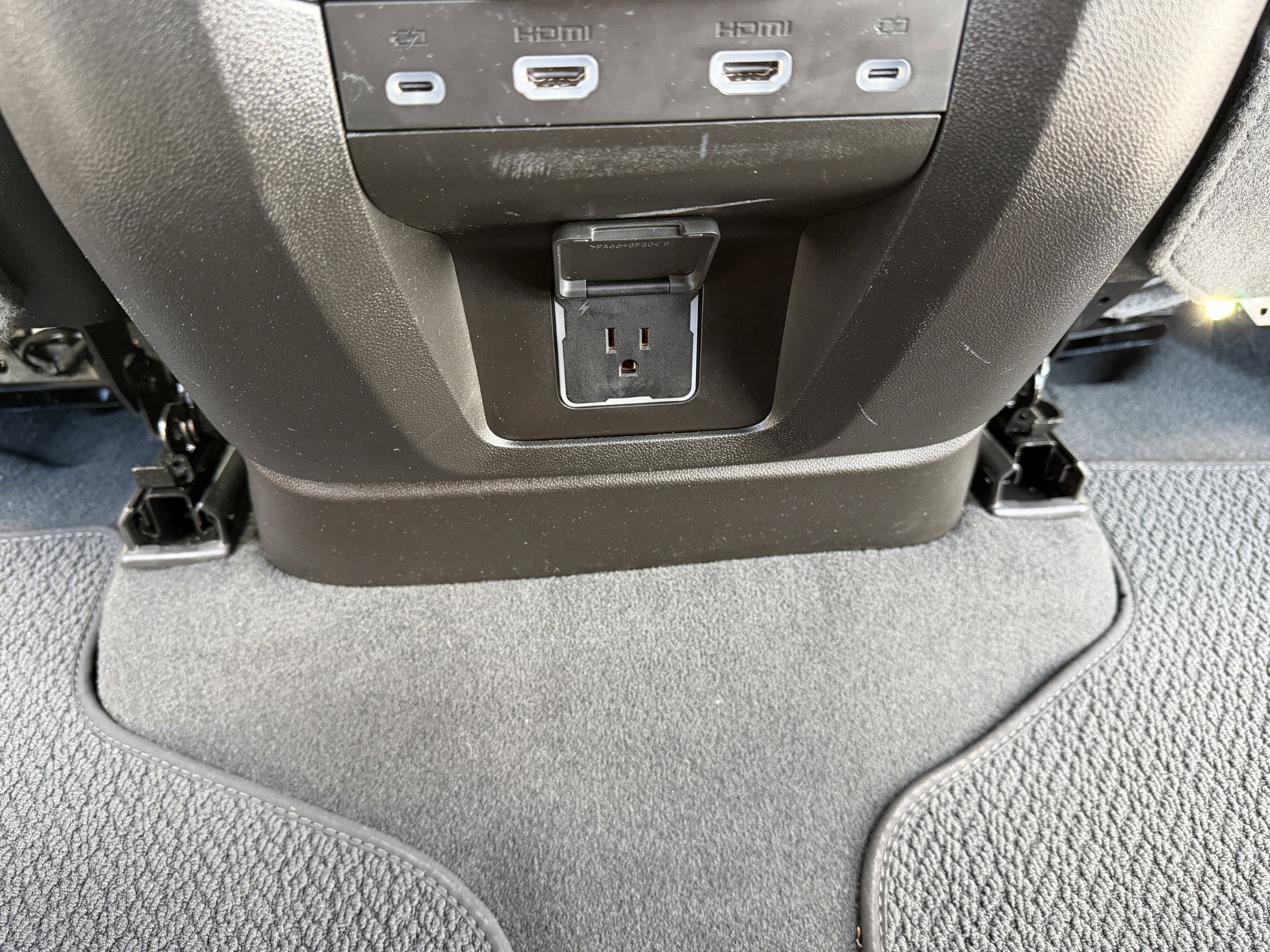 Used 2024 GMC Yukon XL Denali w/ Advanced Technology Package image 25