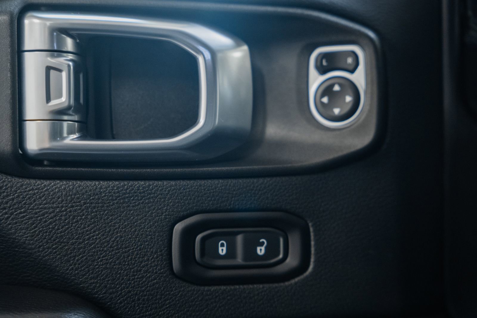 Used 2018 Jeep Wrangler Unlimited Sahara image 42