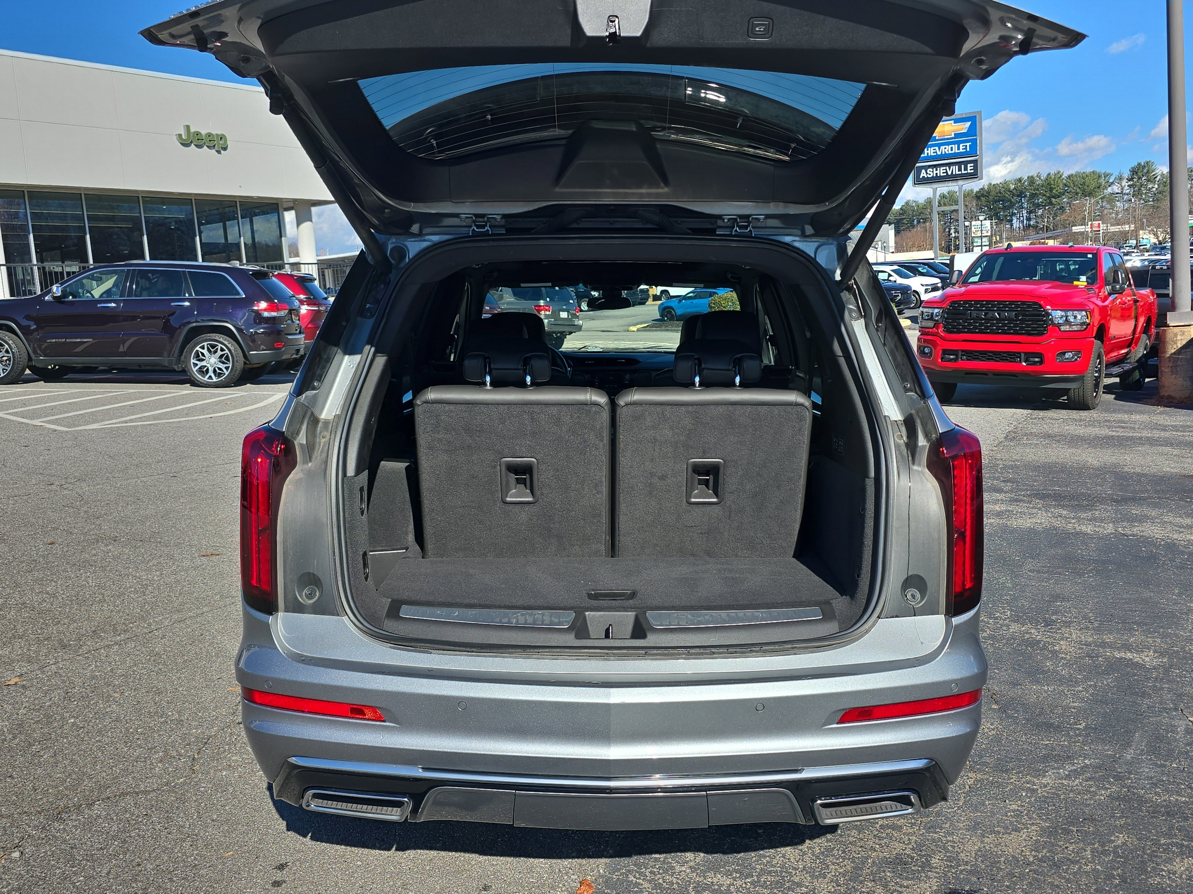 Used 2025 Cadillac XT6 Premium Luxury image 5