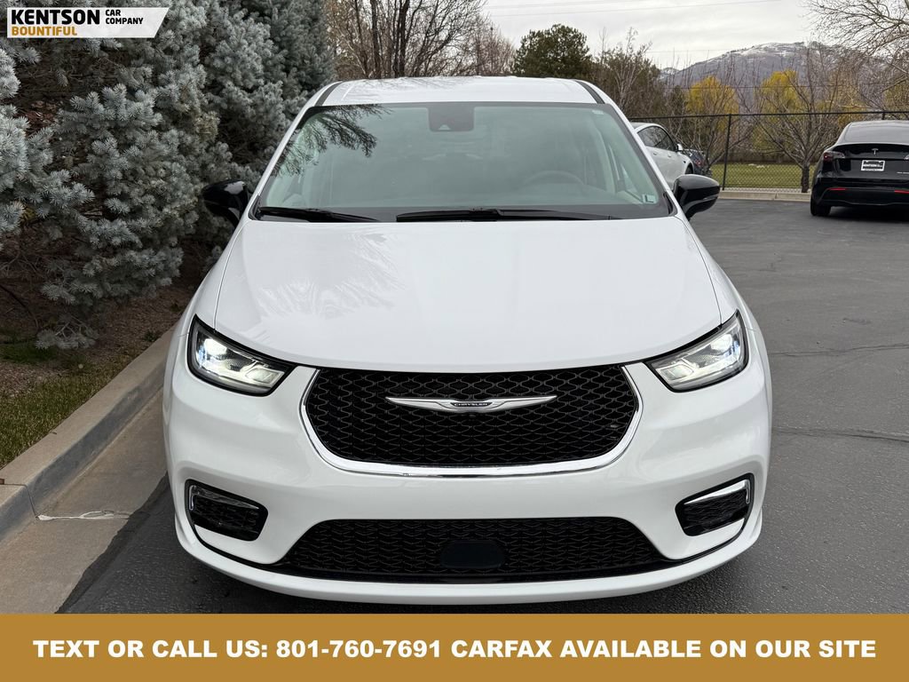 Used 2024 Chrysler Pacifica Touring-L image 2