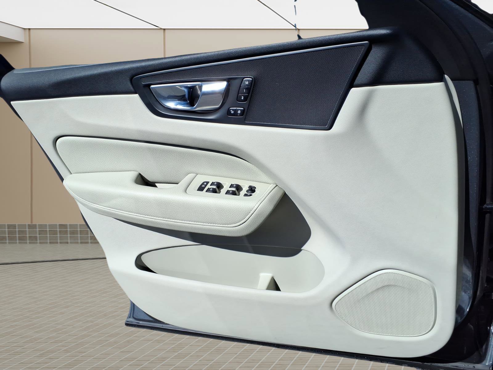 Used 2021 Volvo XC60 T5 Momentum w/ Premium Package image 26