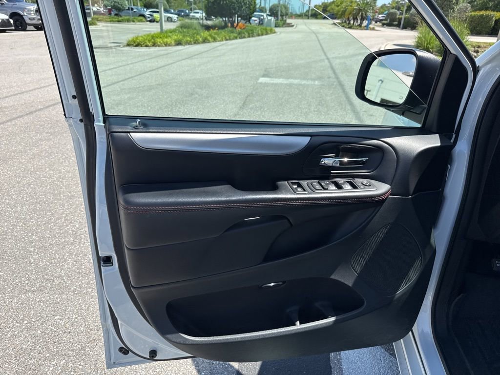 Used 2016 Dodge Grand Caravan R/T FWD image 10