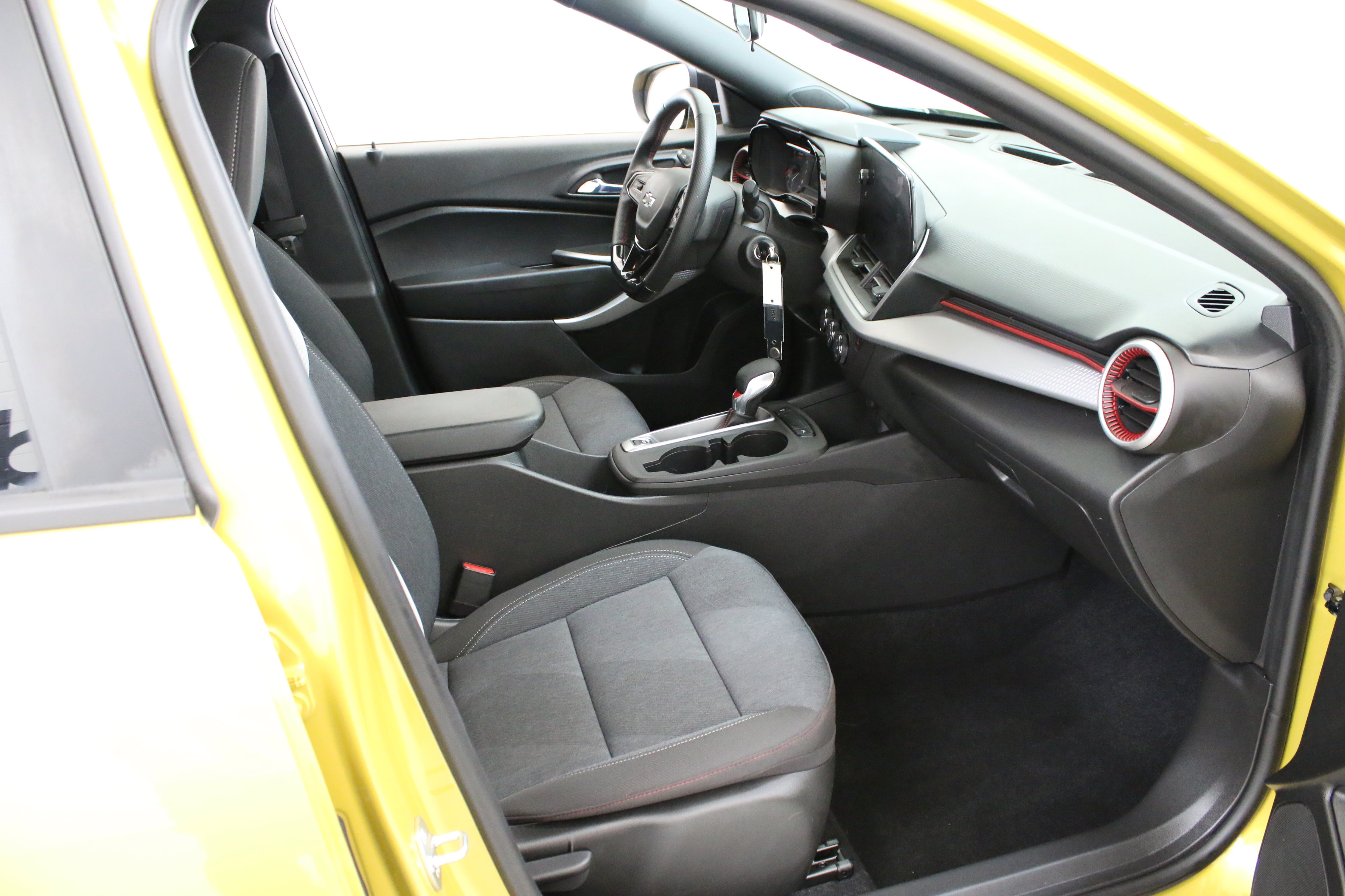 Certified 2024 Chevrolet Trax RS w/ Sunroof Package FWD image 29