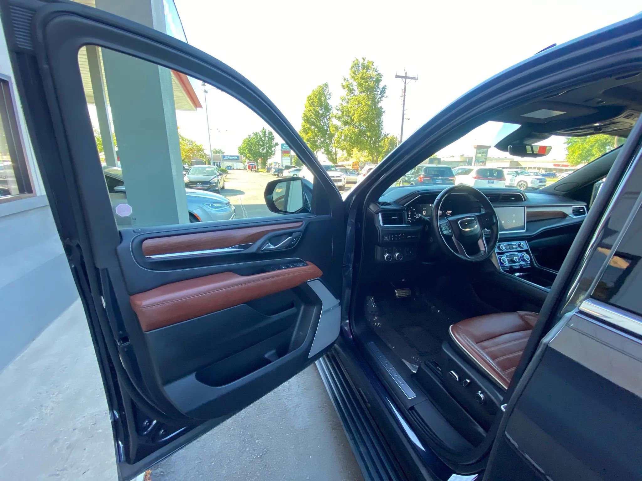 Used 2023 GMC Yukon XL Denali Ultimate image 8