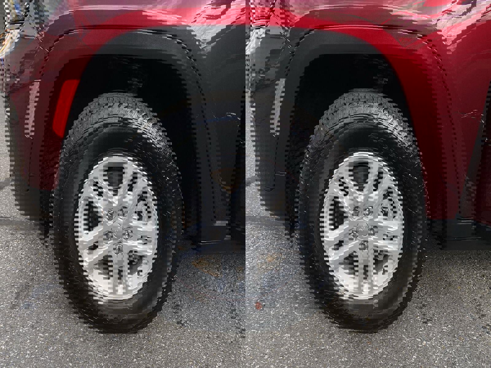 Used 2023 Jeep Grand Cherokee Laredo image 24