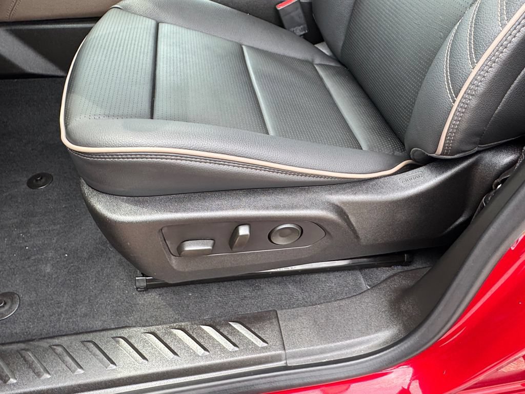 Used 2025 GMC Canyon Denali AWD/4WD image 18
