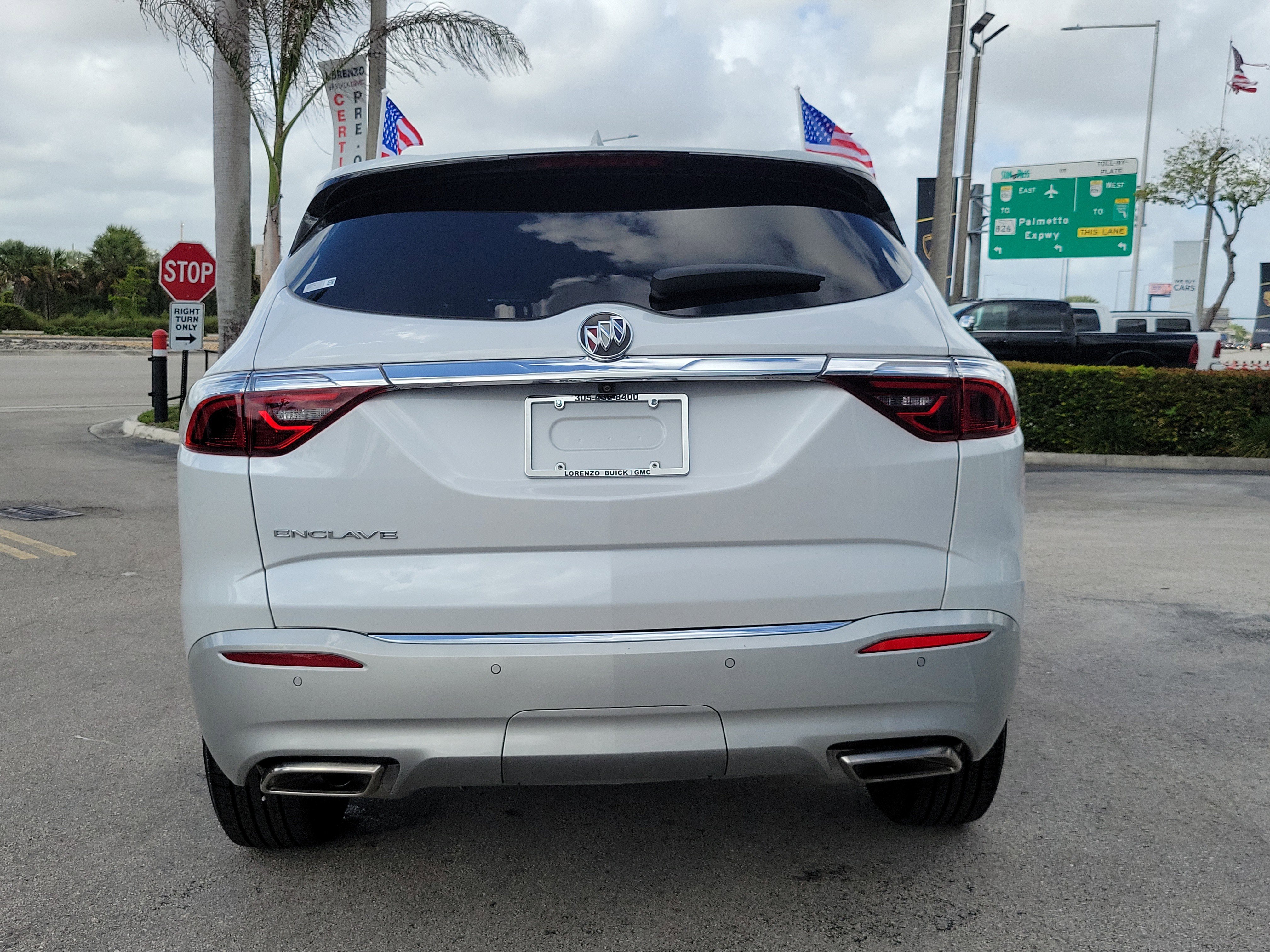 Used 2024 Buick Enclave Essence image 6