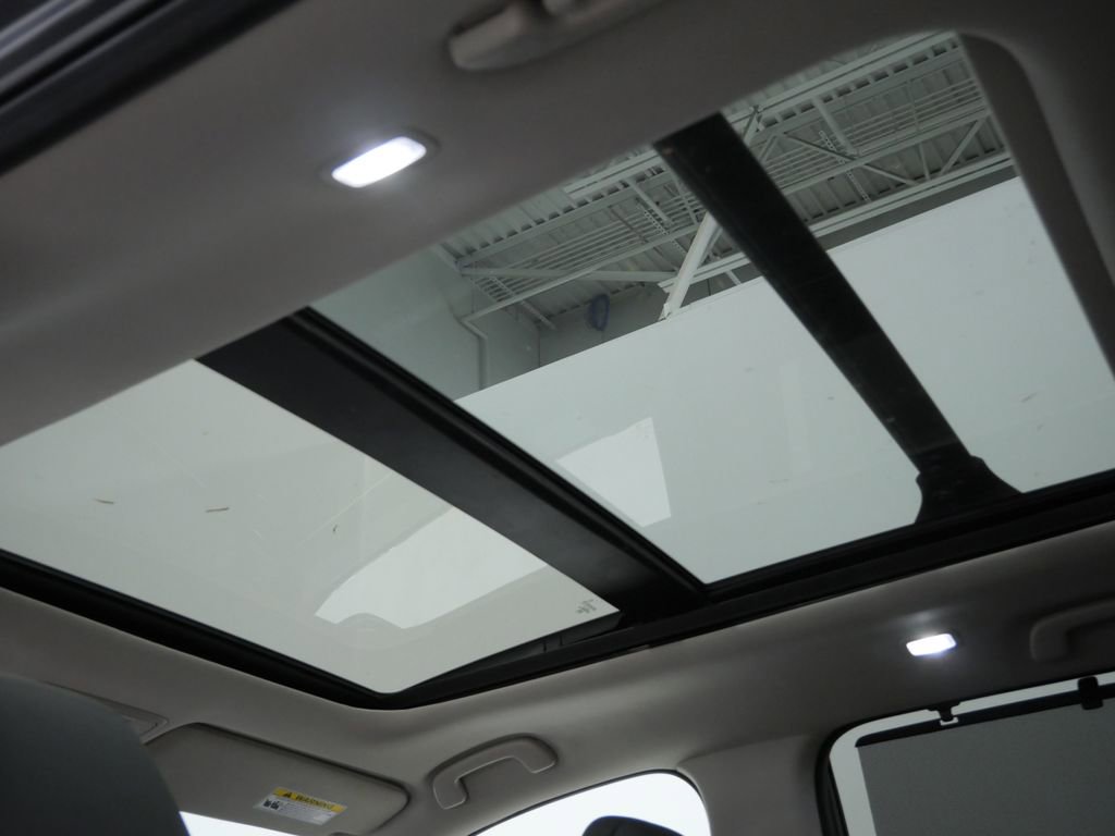 Used 2025 Honda Pilot Touring image 4