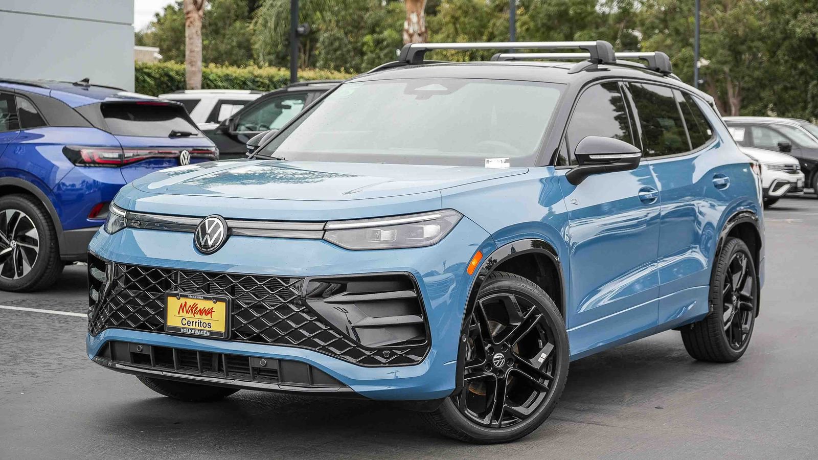 Used 2025 Volkswagen Tiguan SE R-Line image 1