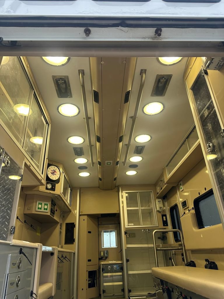 Used 2011 Chevrolet Express 4500 w/ Ambulance Package RWD image 33