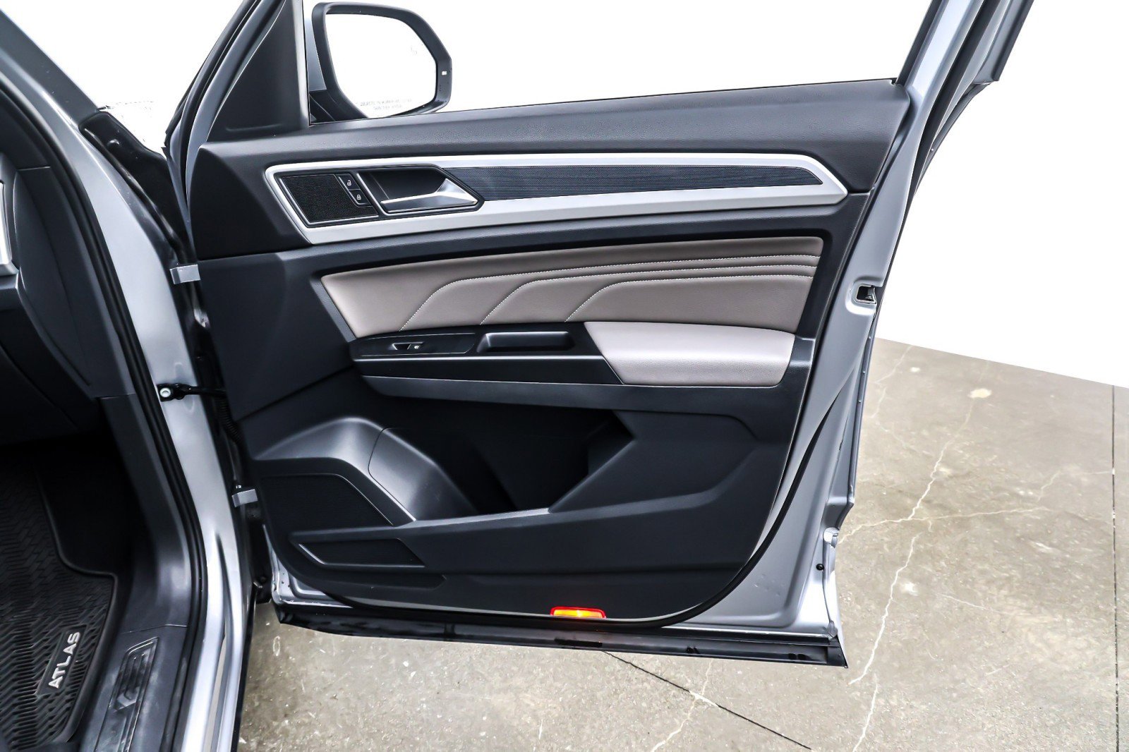 Used 2021 Volkswagen Atlas Cross Sport SE w/ V6 Towing Package image 23