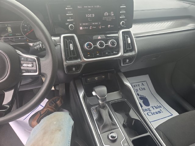 Used 2023 Kia Sorento LX FWD image 2