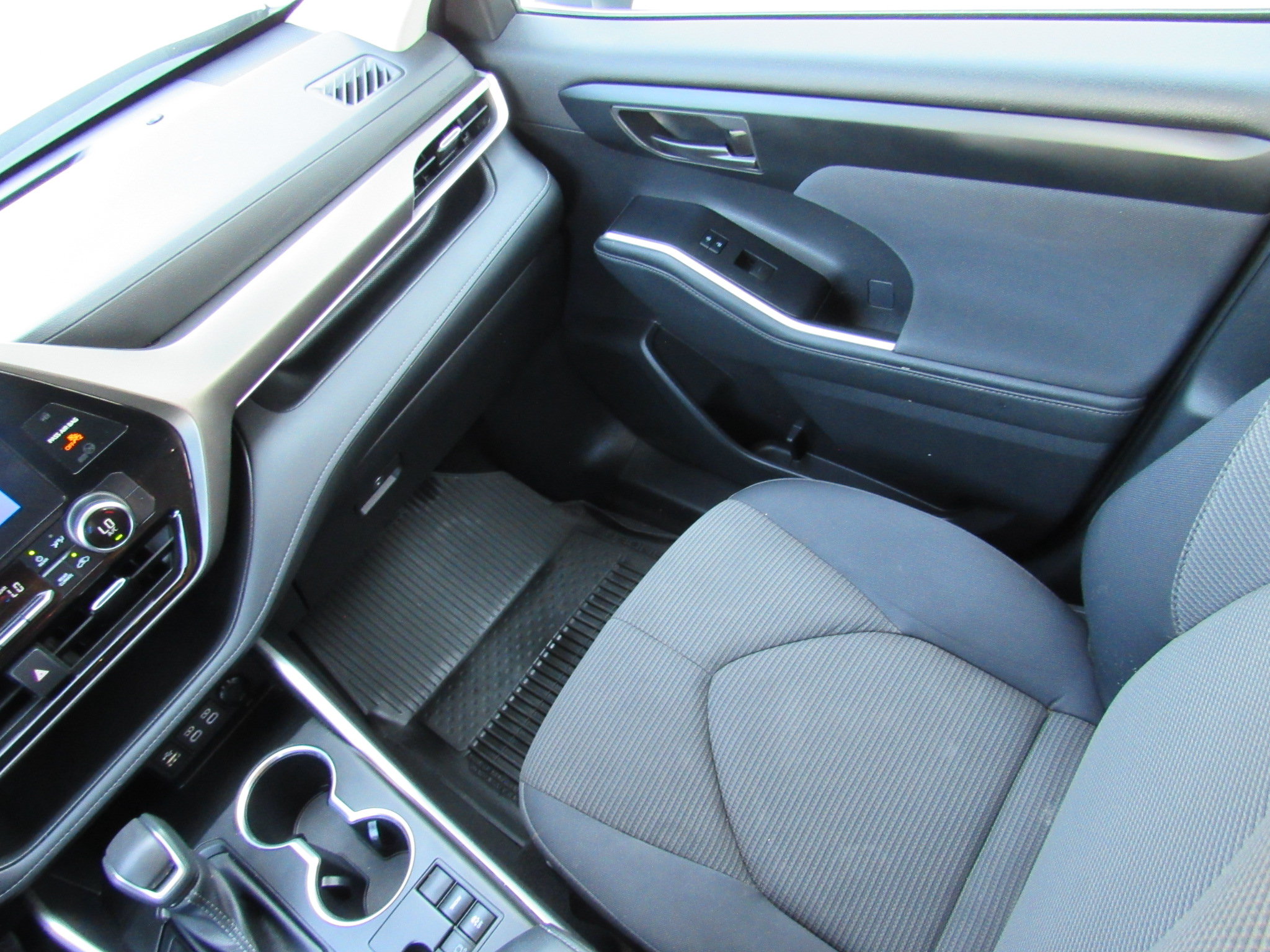 Used 2023 Toyota Highlander LE FWD image 32