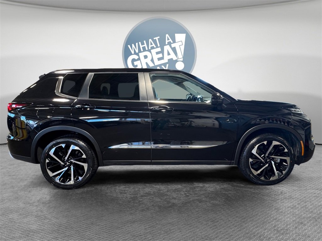 Used 2024 Mitsubishi Outlander SE image 2