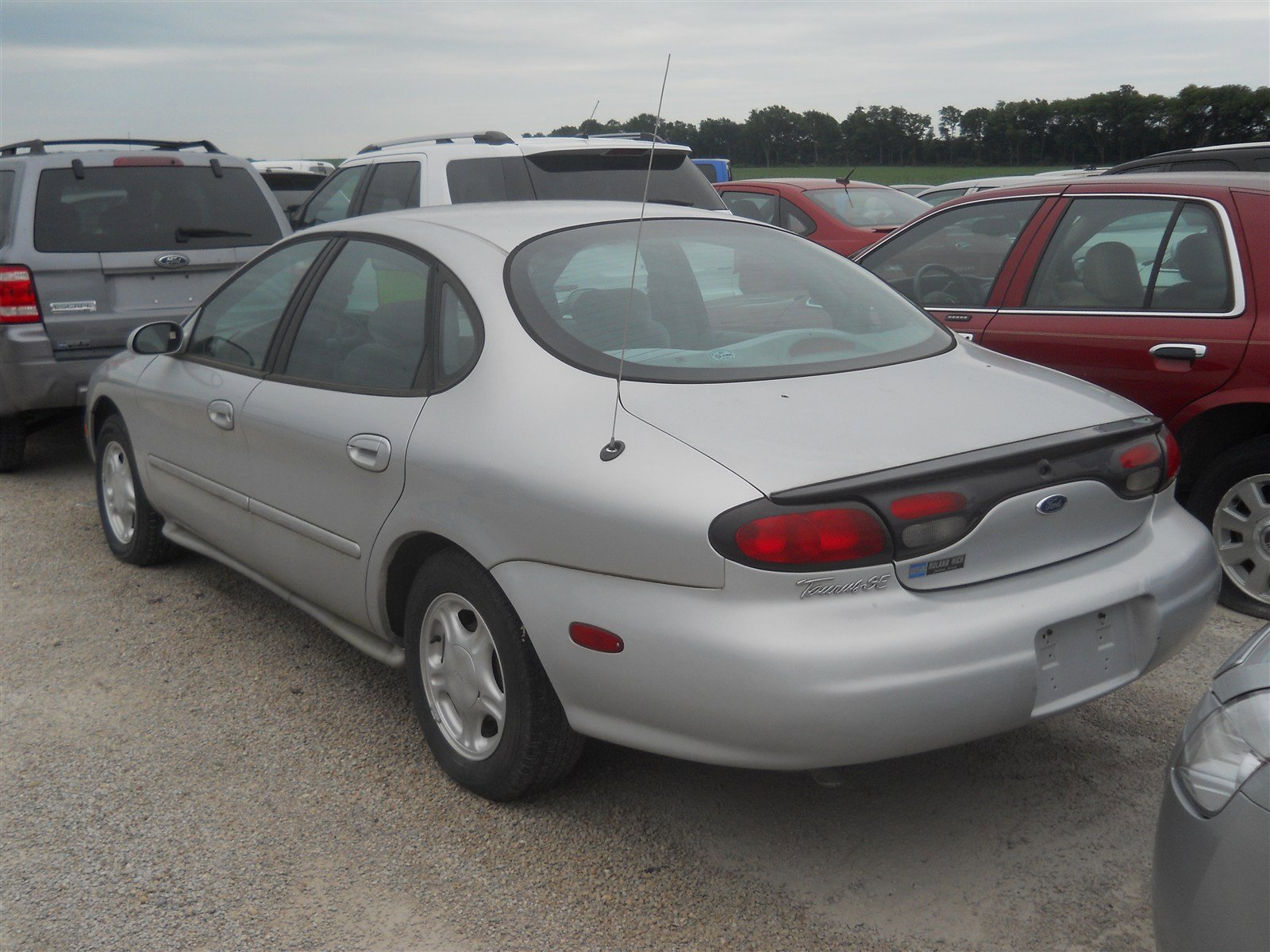 Used 1998 Ford Taurus SE image 3
