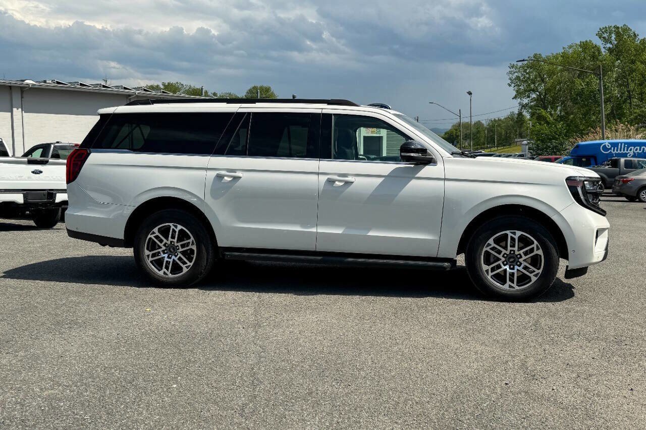 Used 2025 Ford Expedition Max Active AWD/4WD image 2