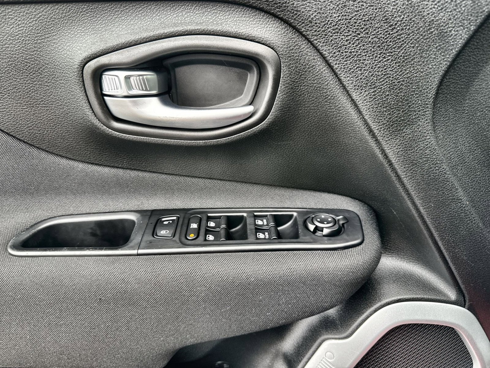 Used 2020 Jeep Renegade Latitude w/ Cold Weather Group image 15