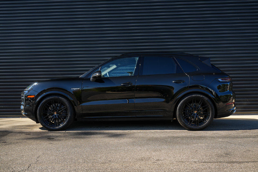 Certified 2026 Porsche Cayenne E-Hybrid AWD/4WD image 2