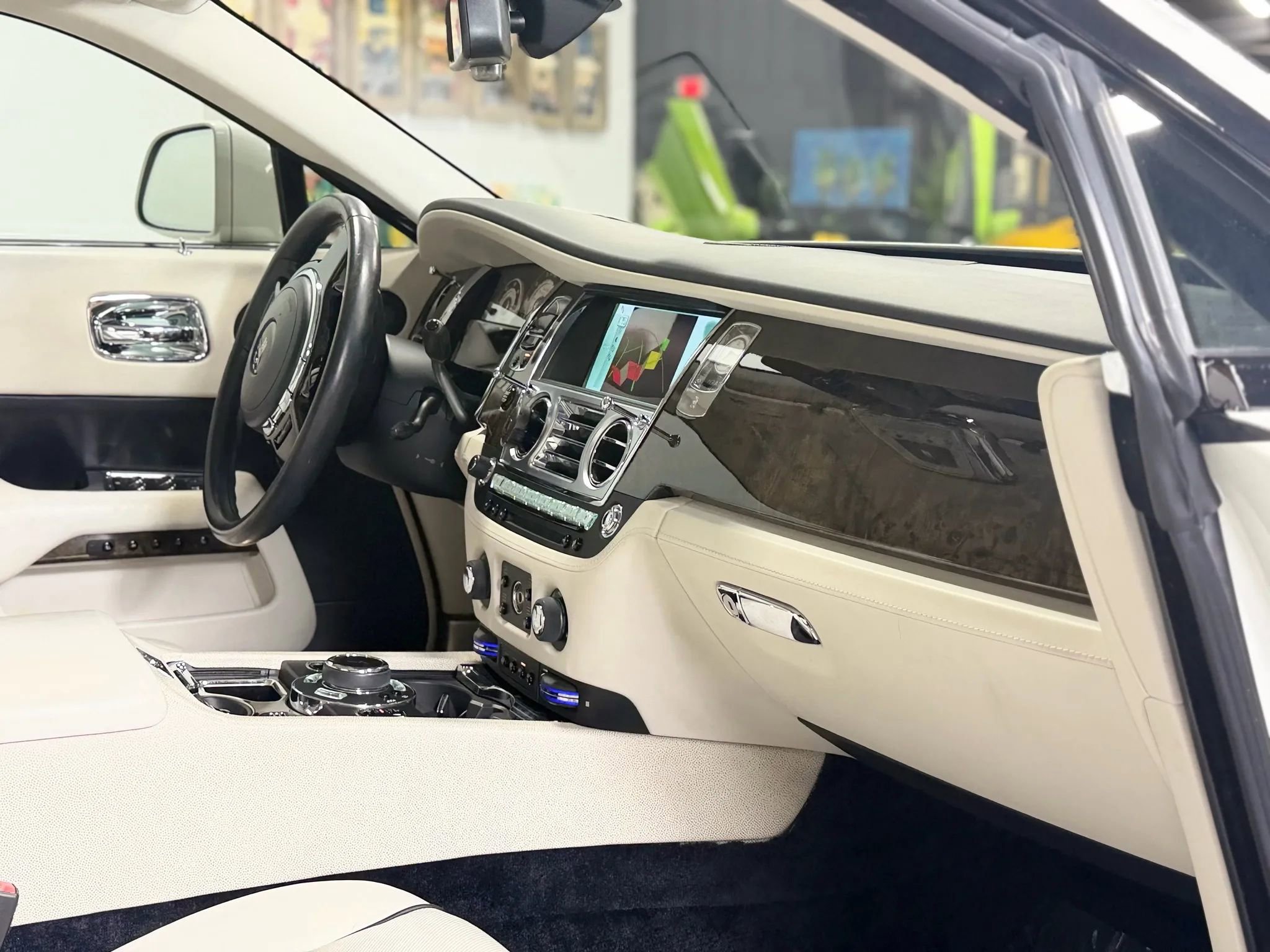 Used 2014 Rolls-Royce Wraith image 23
