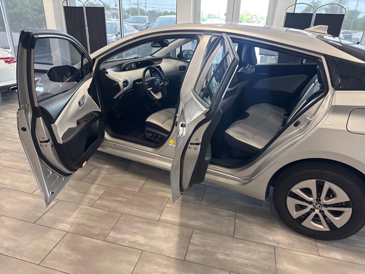 Used 2016 Toyota Prius Four w/ Advanced Technology Package FWD image 20