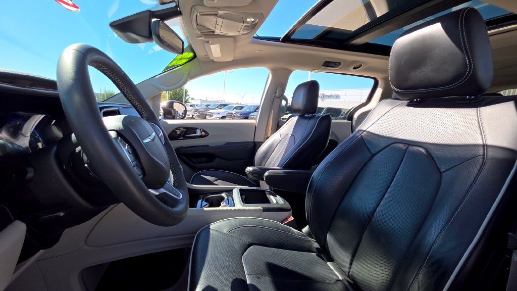 Used 2023 Chrysler Pacifica Limited FWD image 21