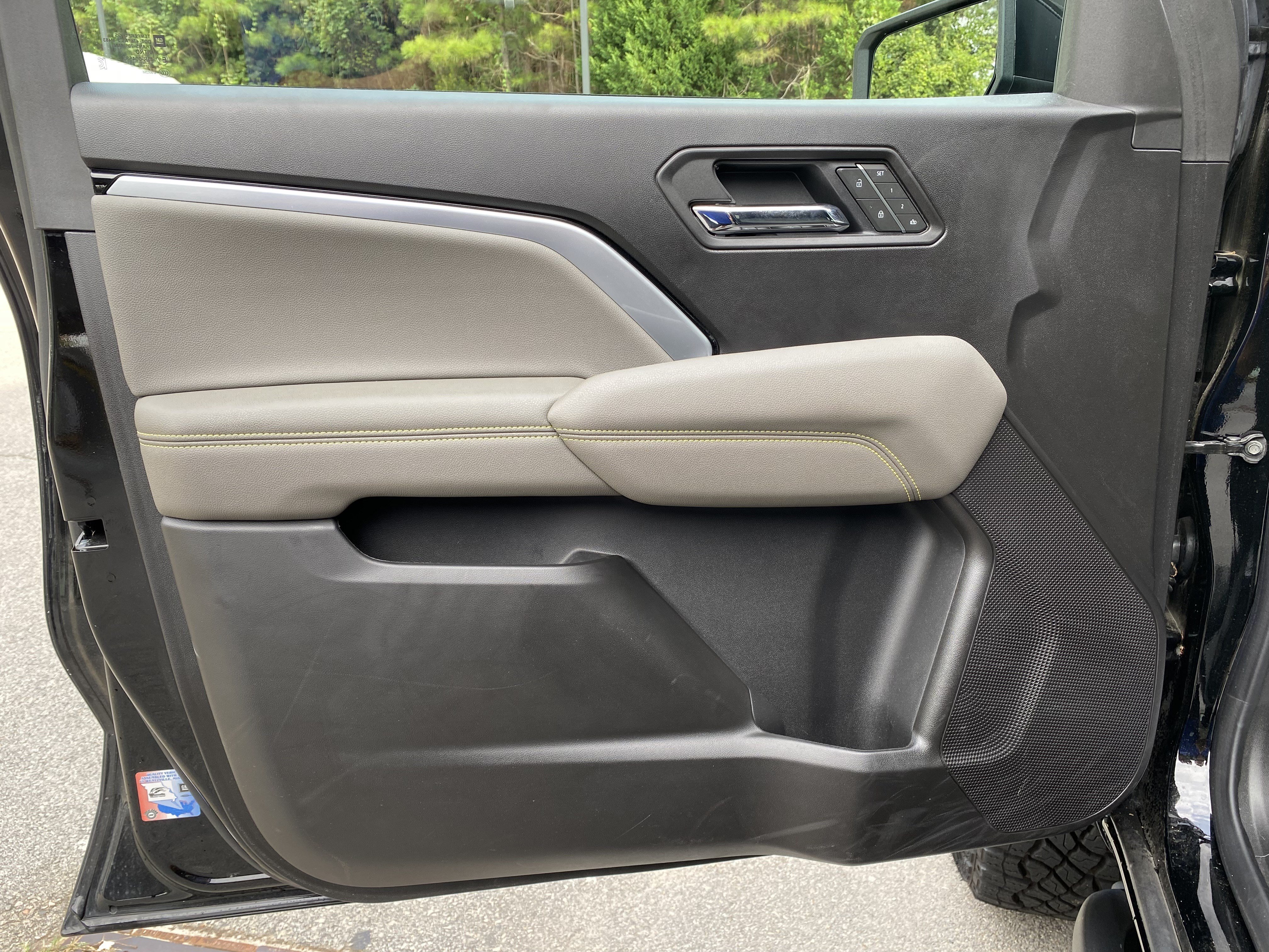 Used 2025 Chevrolet Colorado ZR2 w/ Technology Package AWD/4WD image 15