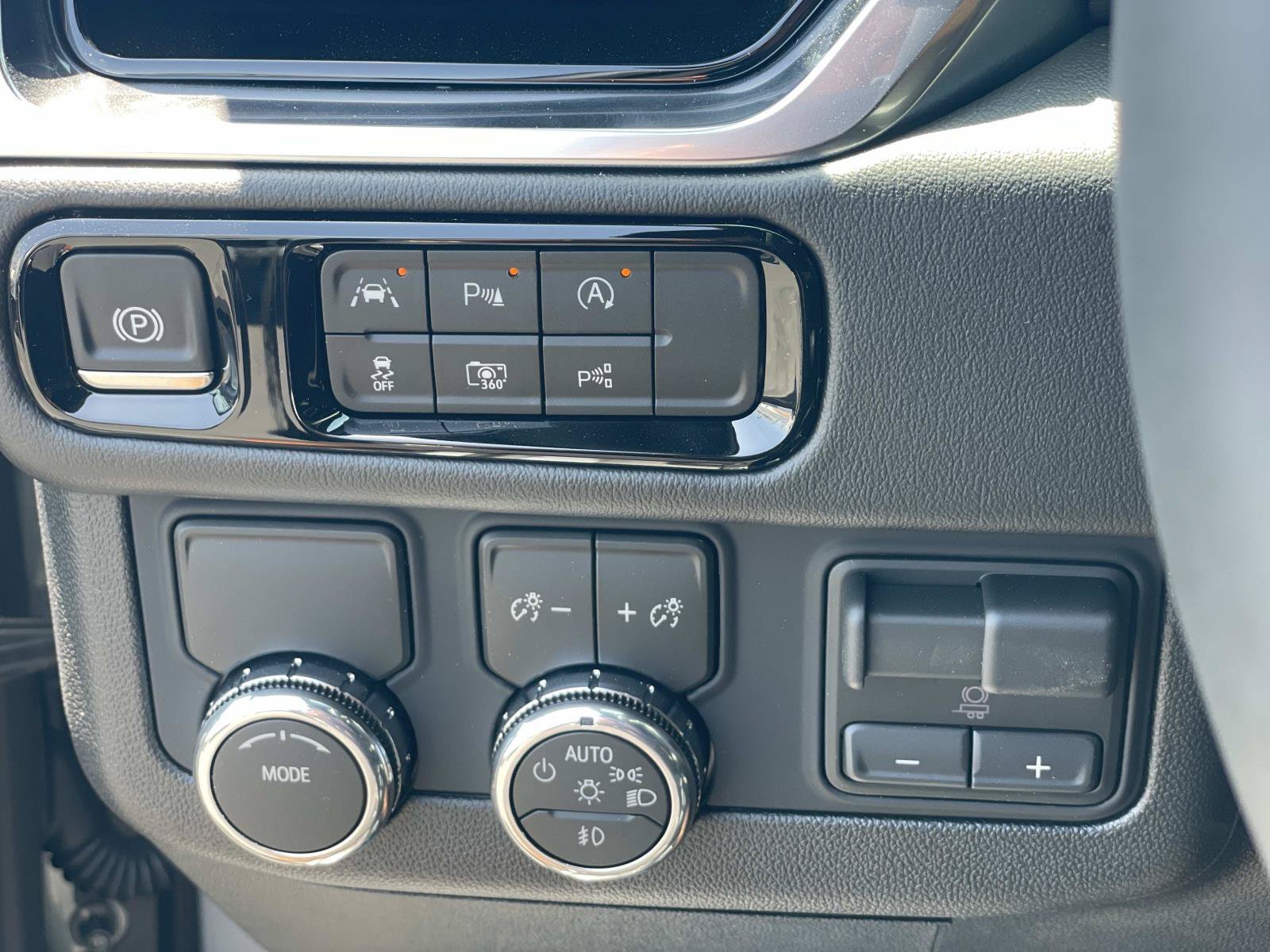 New 2026 GMC Yukon XL Elevation w/ Elevation Premium Package RWD image 18